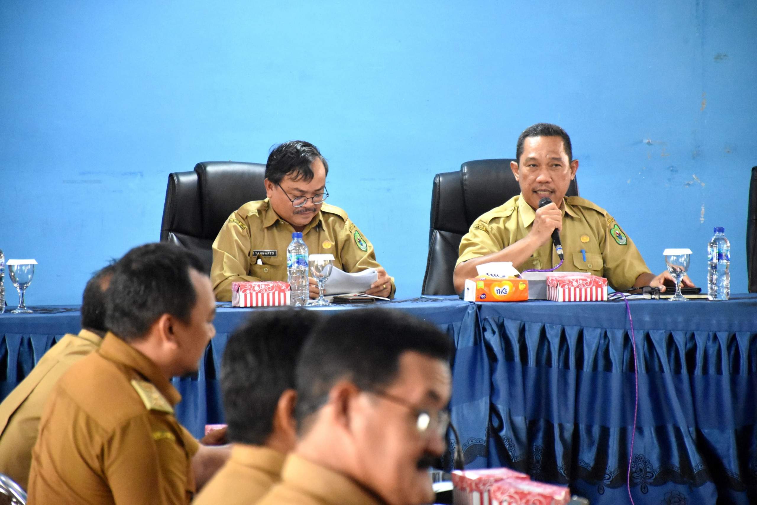 Asisten Perekonomian dan Pembangunan Setda Kabupaten Kapuas, Salman saat menghadiri dan memimpin Rapat Koordinasi dalam rangka Verifikasi Data P3KE dan DTKS Kabupaten Kapuas didampingi Kepala Dinas Sosial Kabupaten Kapuas Yan Marto, bertempat di Aula Kantor Dinas Pemberdayaan Masyarakat dan Desa (DPMD) Kabupaten Kapuas, Senin (26/2/2024) pagi. Foto: Pemkab Kapuas