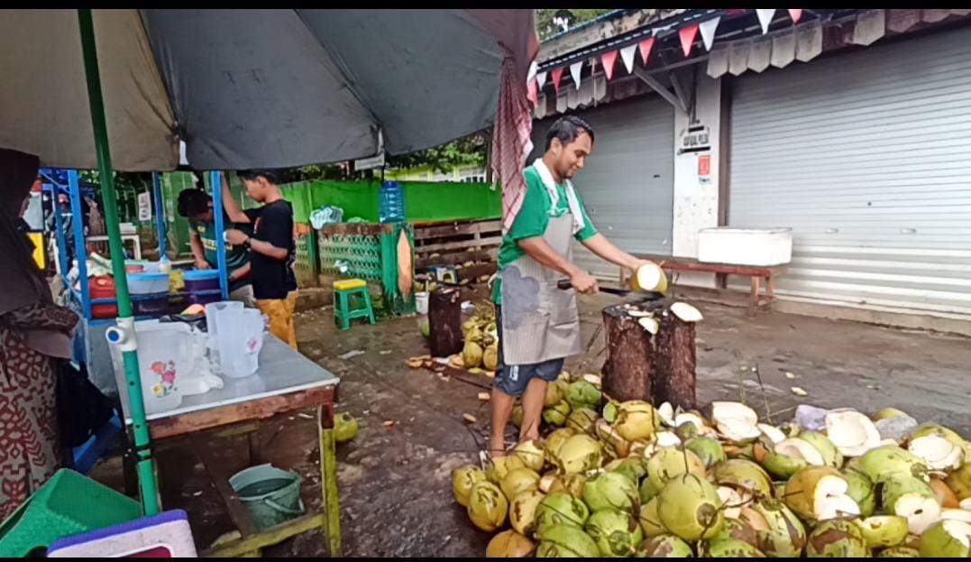 Penjual kelapa muda di Tanah Laut. Foto: dok. Asep/lenterakalimantan.com
