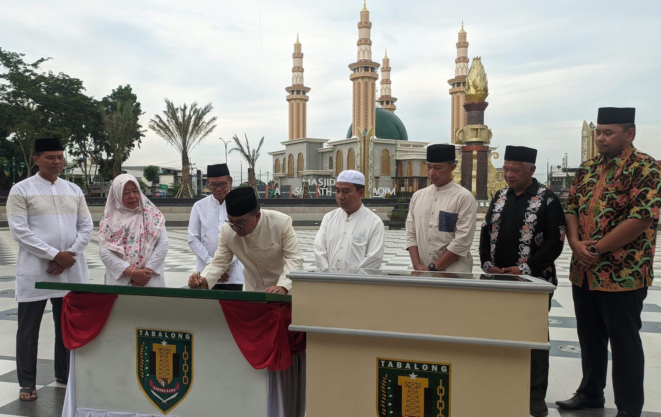 Bupati Tabalong, H Anang Syakhfiani menandatangani prasasti. Foto: Jamal/lenterakalimantan.com