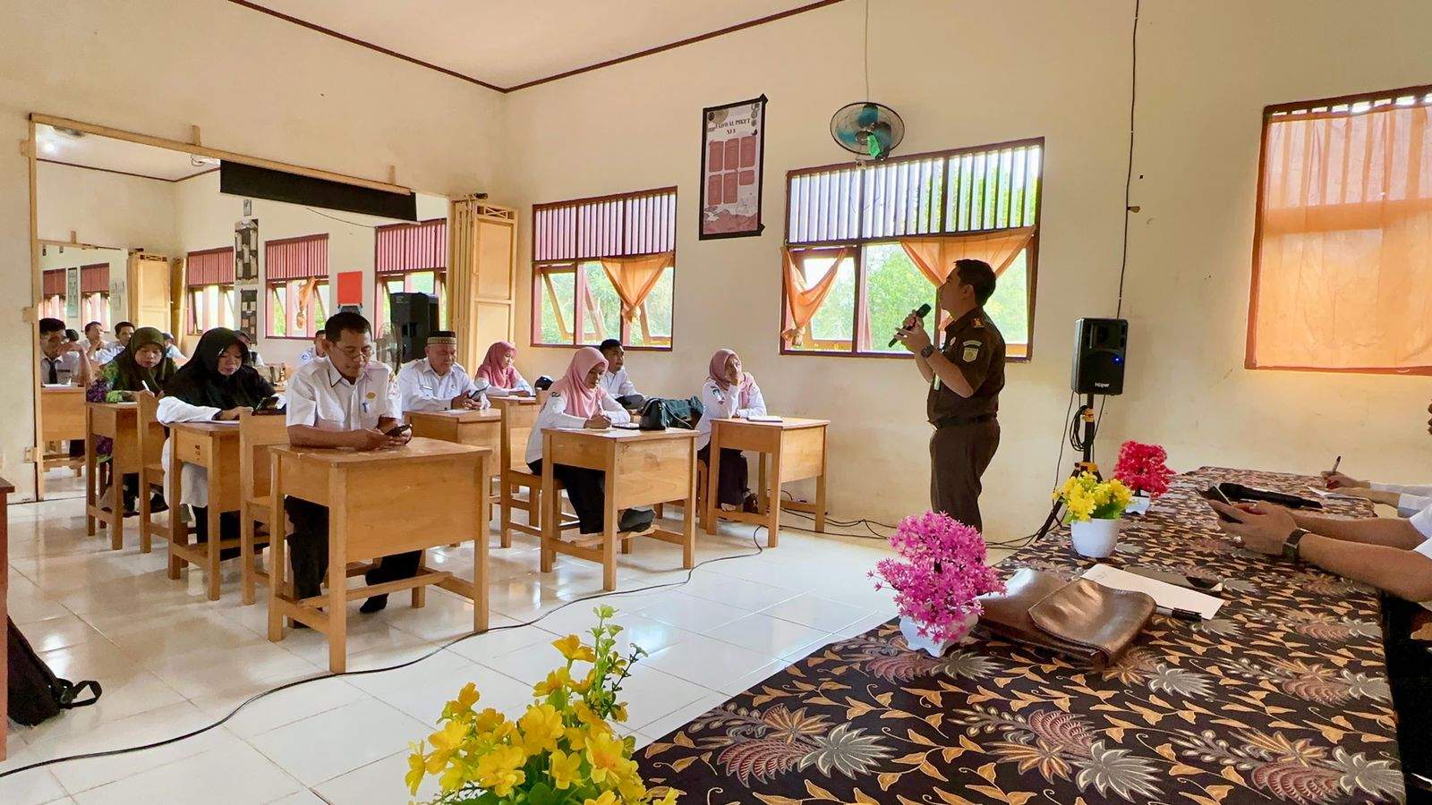 Kasi Penkum Kejati Kalsel Yuni Priyono SH saat memberikan penerangan hukum. Foto: rds