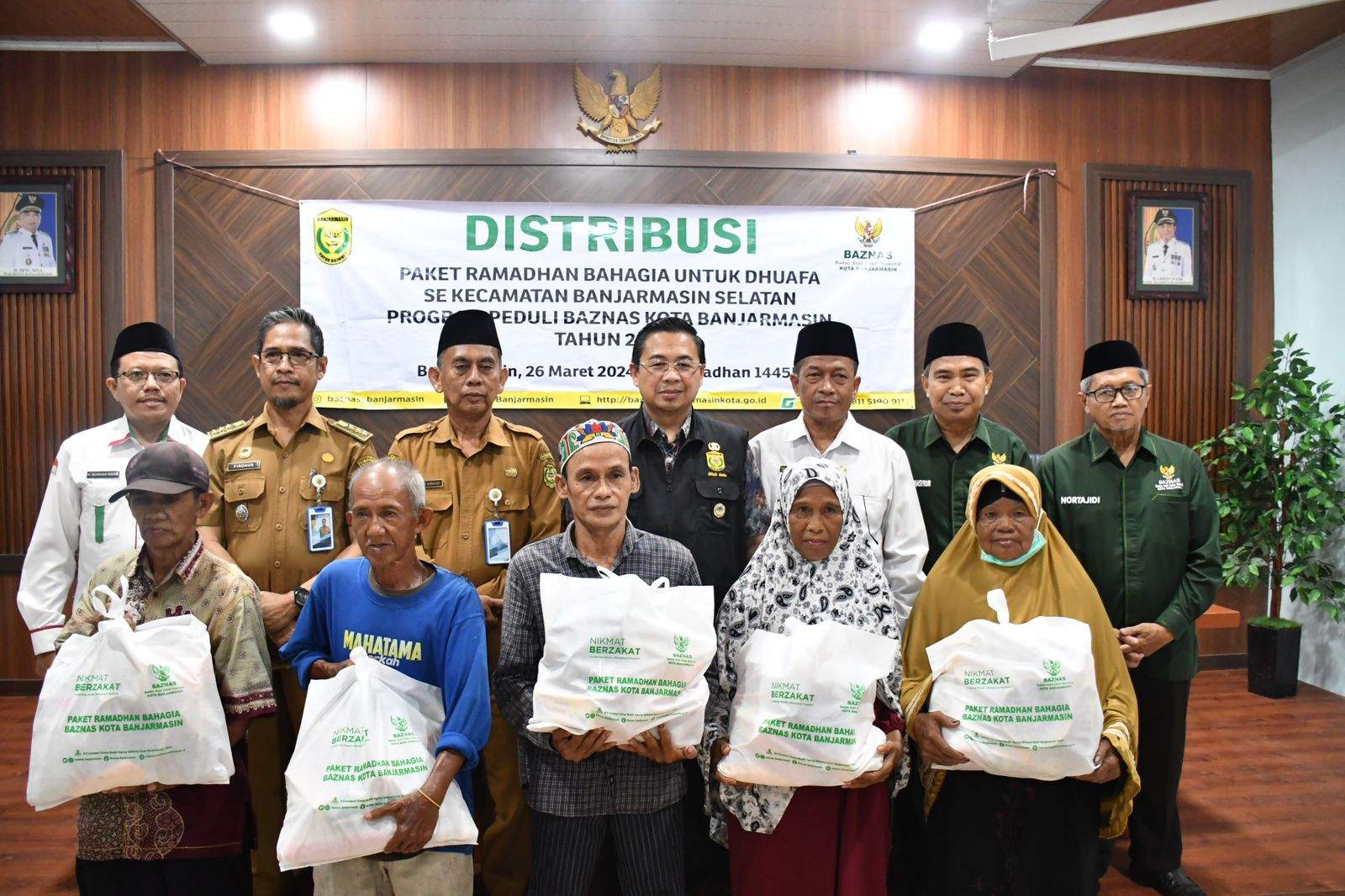 Pemerintah Kota (Pemko) Banjarmasin melalui Badan Amil Zakat Nasional (Baznas) Kota Banjarmasin mendistribusikan paket Ramadan bahagia untuk dhuafa se-Kecamatan Banjarmasin Selatan, yang berlangsung di aula kecamatan setempat, Selasa (26/3/2024). Foto: Pemko Banjarmasin