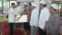 Kegiatan Safari Ramadan Pj Bupati Tala, H Syamsir Rahman menyerahkan bantuan hibah untuk masjid di Kecamatan Pelaihari. Foto: dok Diskominfo Tala