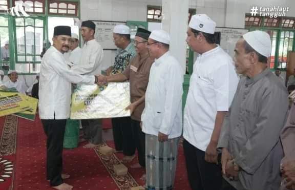 Kegiatan Safari Ramadan Pj Bupati Tala, H Syamsir Rahman menyerahkan bantuan hibah untuk masjid di Kecamatan Pelaihari. Foto: dok Diskominfo Tala