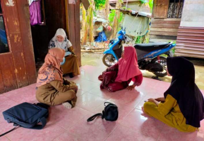 Petugas UPTD Puskesmas Batumandi bersama kader desa, saat menyambagi salah seorang warga di Kecamatan Batumandi berusaha mencari temuan terduga TB Paru, untuk ditangani seandainya ditemukan. Foto: UPTD Puskesmas Batumandi