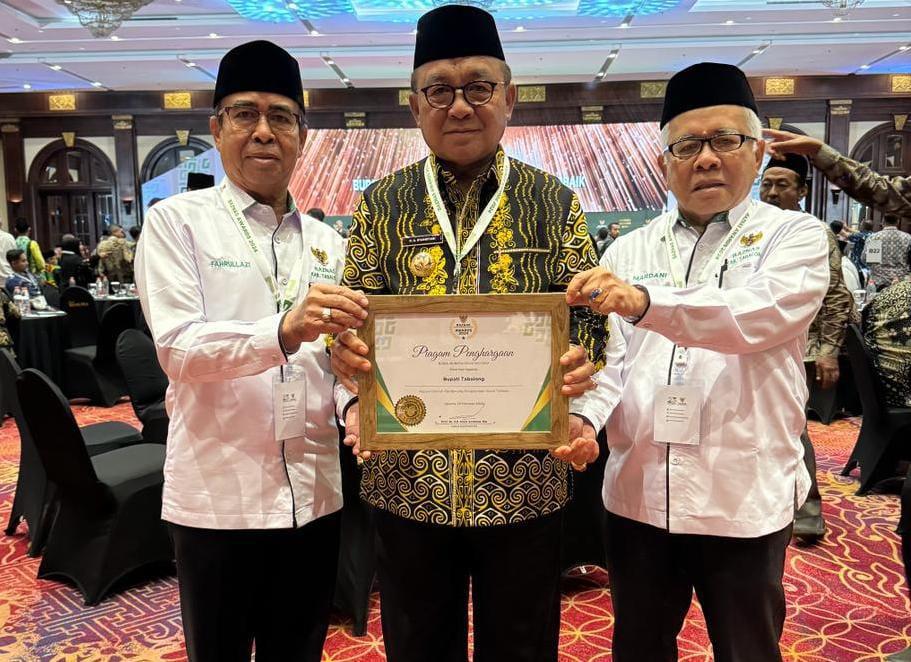 Teks Foto Foto bersama Bupati Tabalong, H Anang Syakhfiani dengan pengurus Baznas Kabupaten Tabalong. Sumber foto Diskominfo Tabalong