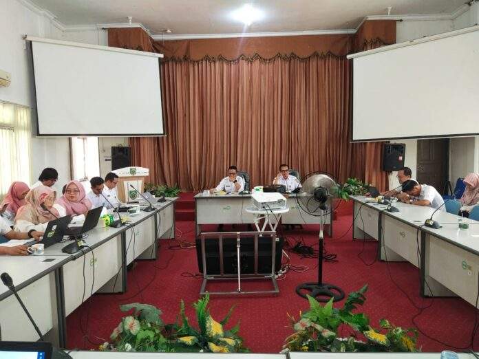 Pemerintah Kabupaten Balangan melalui Badan Perencanaan Pembangunan Daerah, Penelitian dan Pengembangan (Bappedalitbang) Balangan melaksanakan rapat evaluasi kinerja tahun 2023 dan strategi peningkatan kinerja tahun 2024, di Aula I Bappedalitbang, Rabu (3/1/2024). Foto: MC Balangan