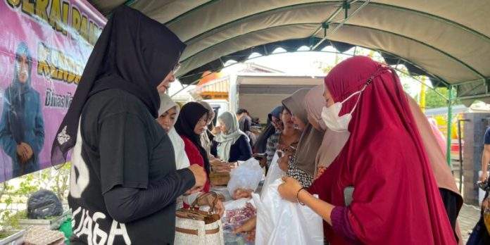 Pemerintah Kabupaten (Pemkab) Balangan melalui Dinas Ketahanan Pangan, Pertanian dan Perikanan (DKP3) Kabupaten Balangan gelar Gerai Pangan Murah dalam rangka pengendalian inflasi dan stabilisasi harga pangan, bertempat di halaman Kantor Camat Batumandi, Jumat (2/2/2024). Foto: MC Balangan