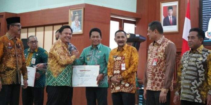 Bupati Abdul Hadi Terima Penghargaan Kabupaten Peduli HAM Tahun 2023. Foto: MC Balangan