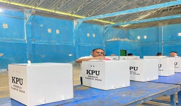 Ketua DPRD Kotabaru, Syairi Mukhlis saat menggunakan hak pilihnya pada Pemilu 2024 di kampung halamanya di Tempat Pemungutan Suara (TPS) 03 Desa Bungkukan Kecamatan Kelumpang Barat. Foto: DPRD Kotabaru