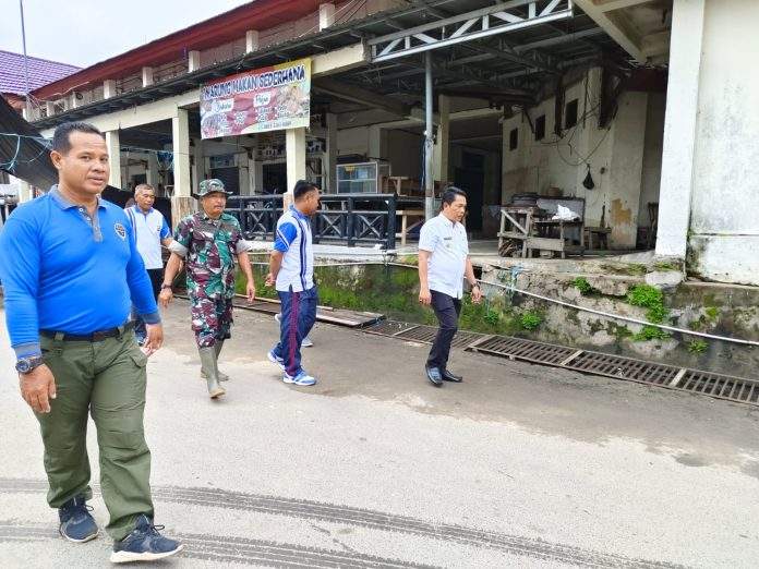 Bupati Abdul Hadi saat Tinjau Kebersihan Pasar Paringin. Foto: Pemkab Balangan