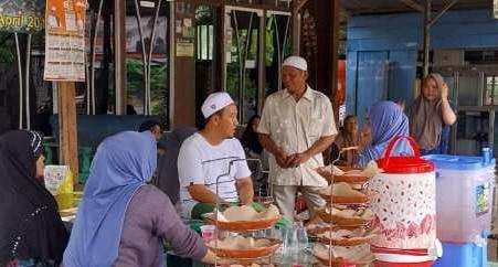 Legislator Hafiz Anshari Siapkan Rest Area untuk Jemaah Haul Abah Guru Sekumpul ke-19 di Desa Panggung. Foto: rds