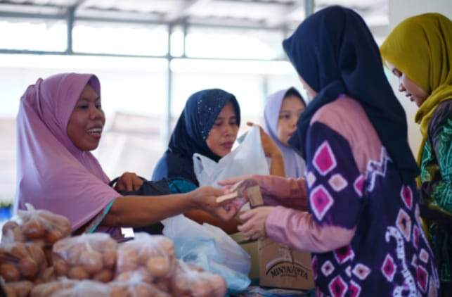 Salah seorang warga Desa Jungkal antusias berbelanja di gerai pangan murah. Foto: MC Balangan