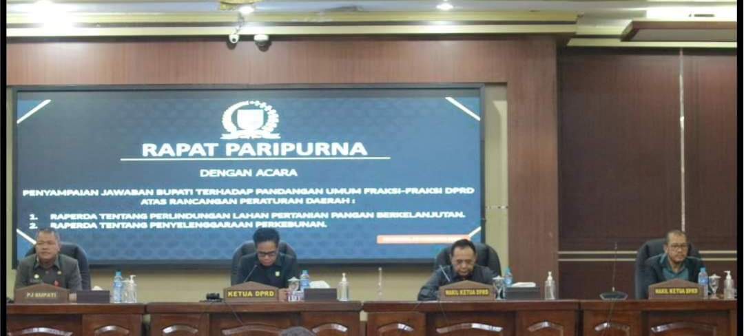 Suasana Rapat Paripurna dengan acara pengesahan panitia khusus yang membahas rancangan peraturan daerah