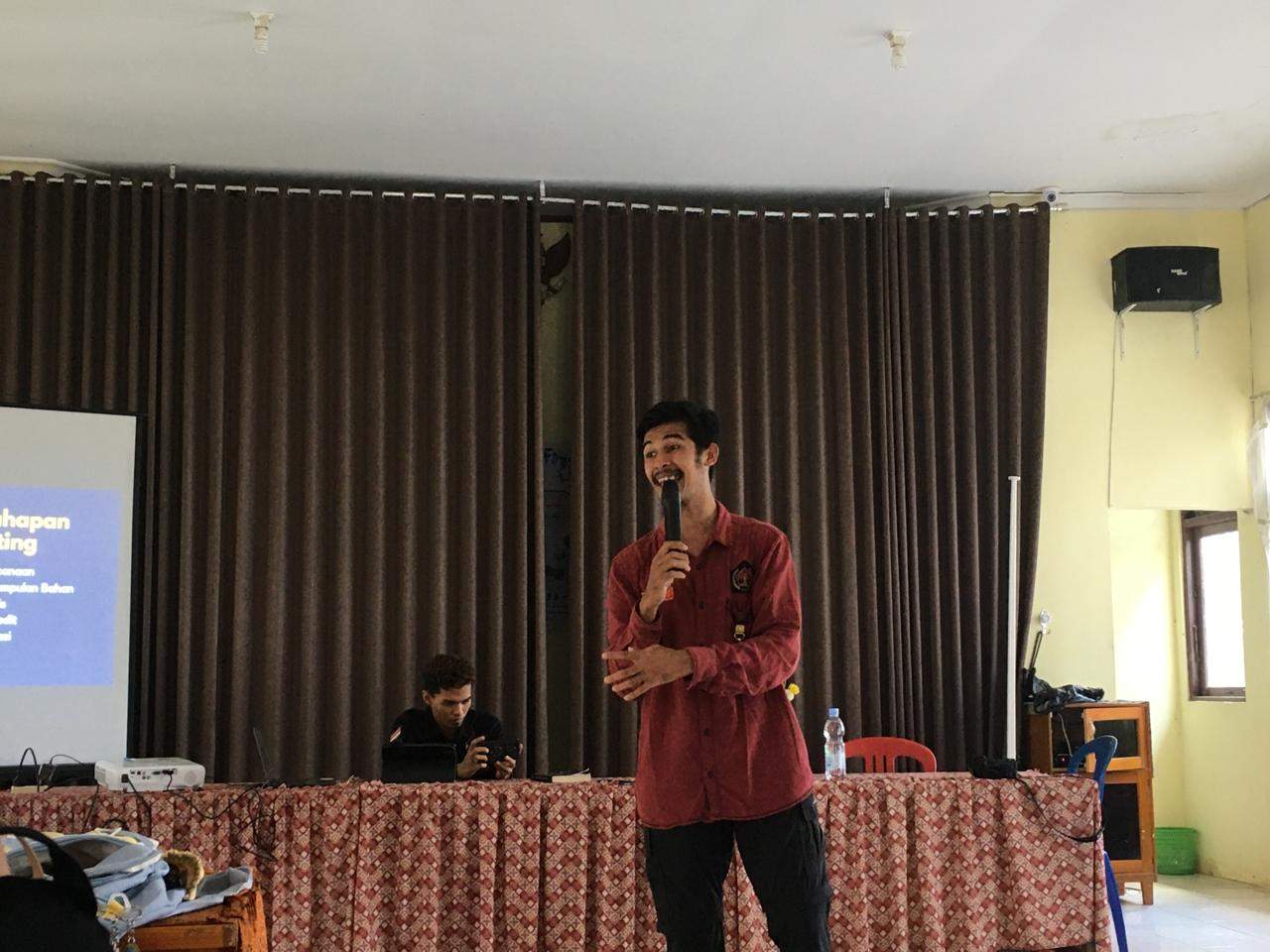 Pemateri dari PWI HST, M Hidayatullah saat menjelaskan terkait straight news kepada para peserta. Foto Tim Kelompok 6