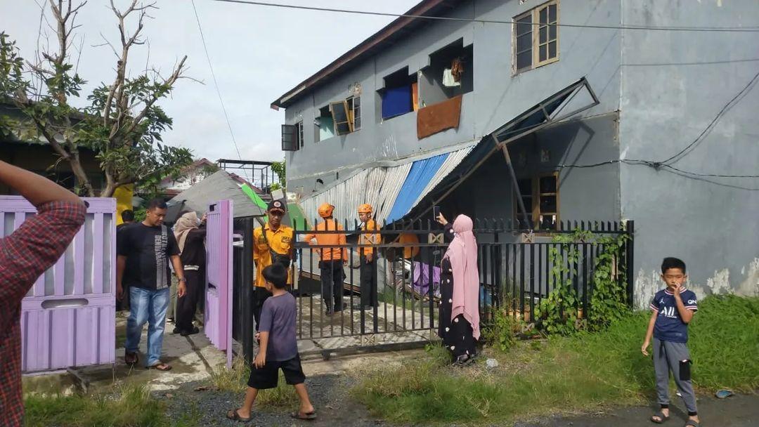 Tim BPBD Kota Banjarmasin saat meninjau di lokasi kejadian, Jum'at (1/3/2024). Foto: BPBD Kota Banjarmasin