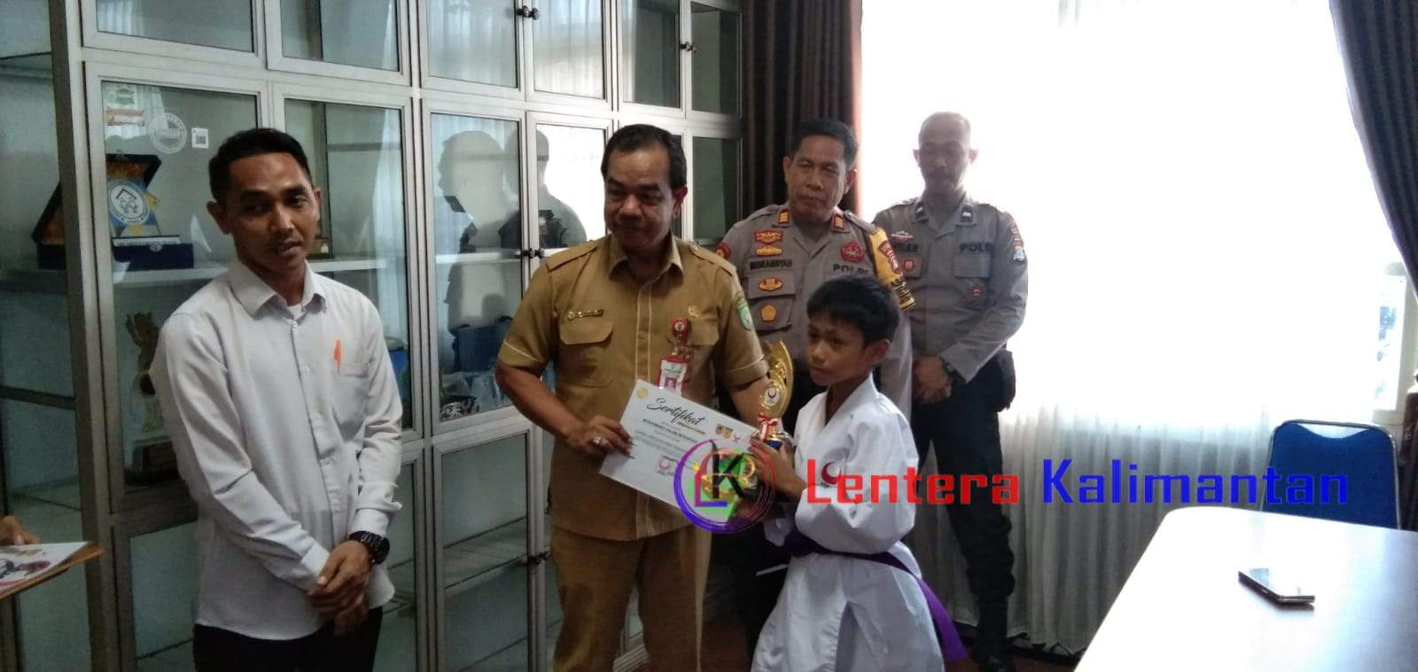 Asisten II Pemkab Balangan Ir. Tuhalus di dampingi Kasat Samapta AKP. Misransyah saat memberikan penghargaan kepada salah satu atlet ASKI berprestasi dalam Audiensi penyerahan piala menuju Kejurnas ASKI 2024.. Foto: Windi/lenterakalimantan.com