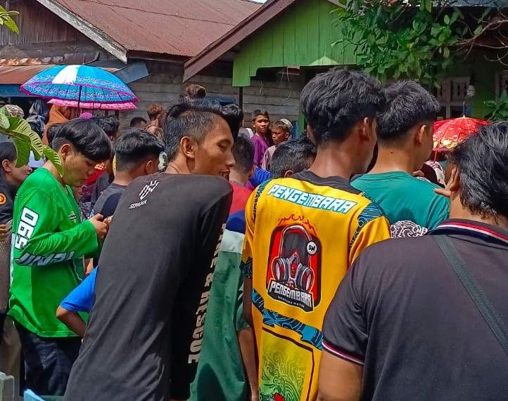 Suasana duka diarea rumah korban, nampak warga sekitar berkerumun disekitar rumah korban, Selasa (5/3/2024). Foto: VMR