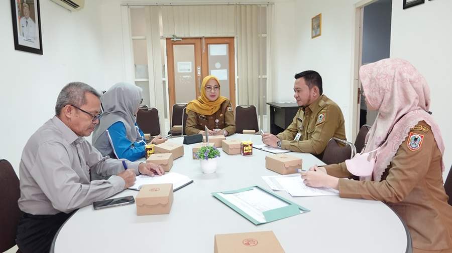 Staf Ahli Bidang Kemasyarakatan dan Sumber Daya Manusia (SDM), Husnul Hatimah saat membuka rapat koordinasi pembahasan tarif air minum tahun 2025, Selasa (5/3/2024).