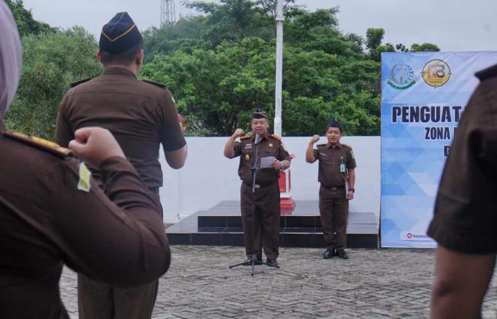 Kejari Balangan Gelar Apel Penguatan Komitmen Pembangunan Zona Integritas WBK, WBBM di halaman Kantor Kajari Balangan.