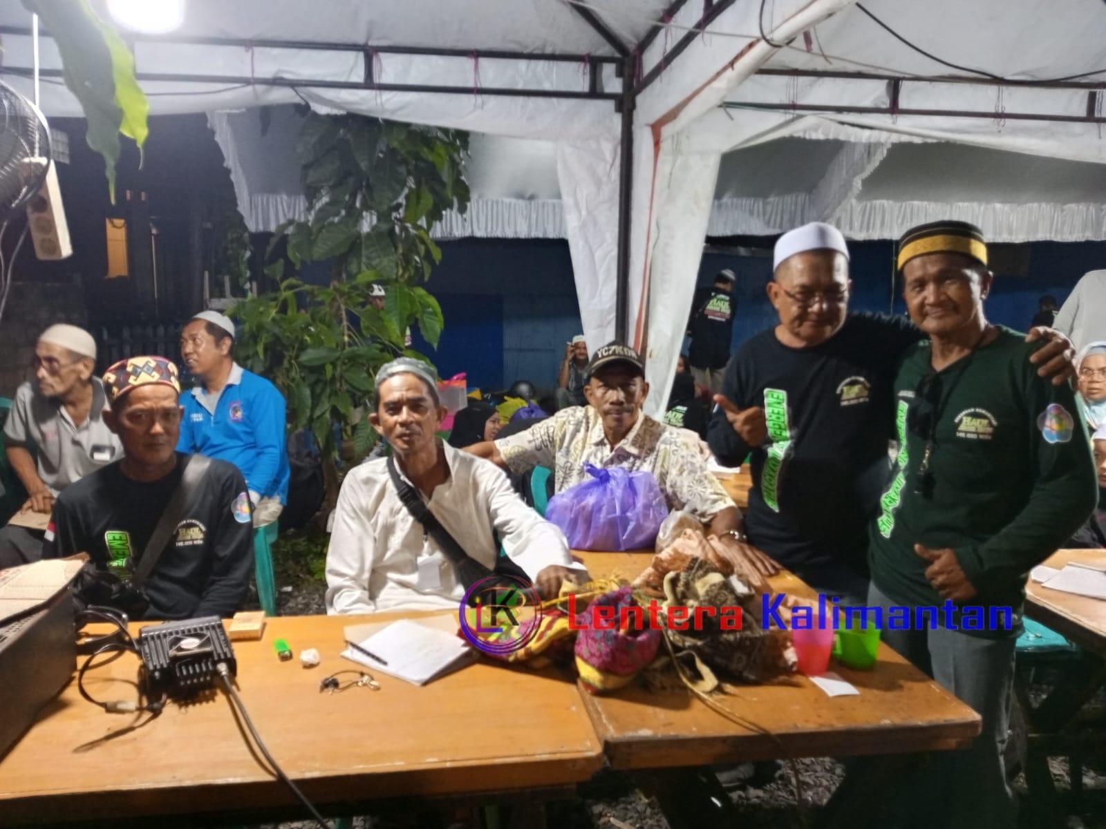 Anggota Emergency Limaratus usai haul Guru Zuhdi selesai. Foto: Arsyad/lenterakalimantan.com