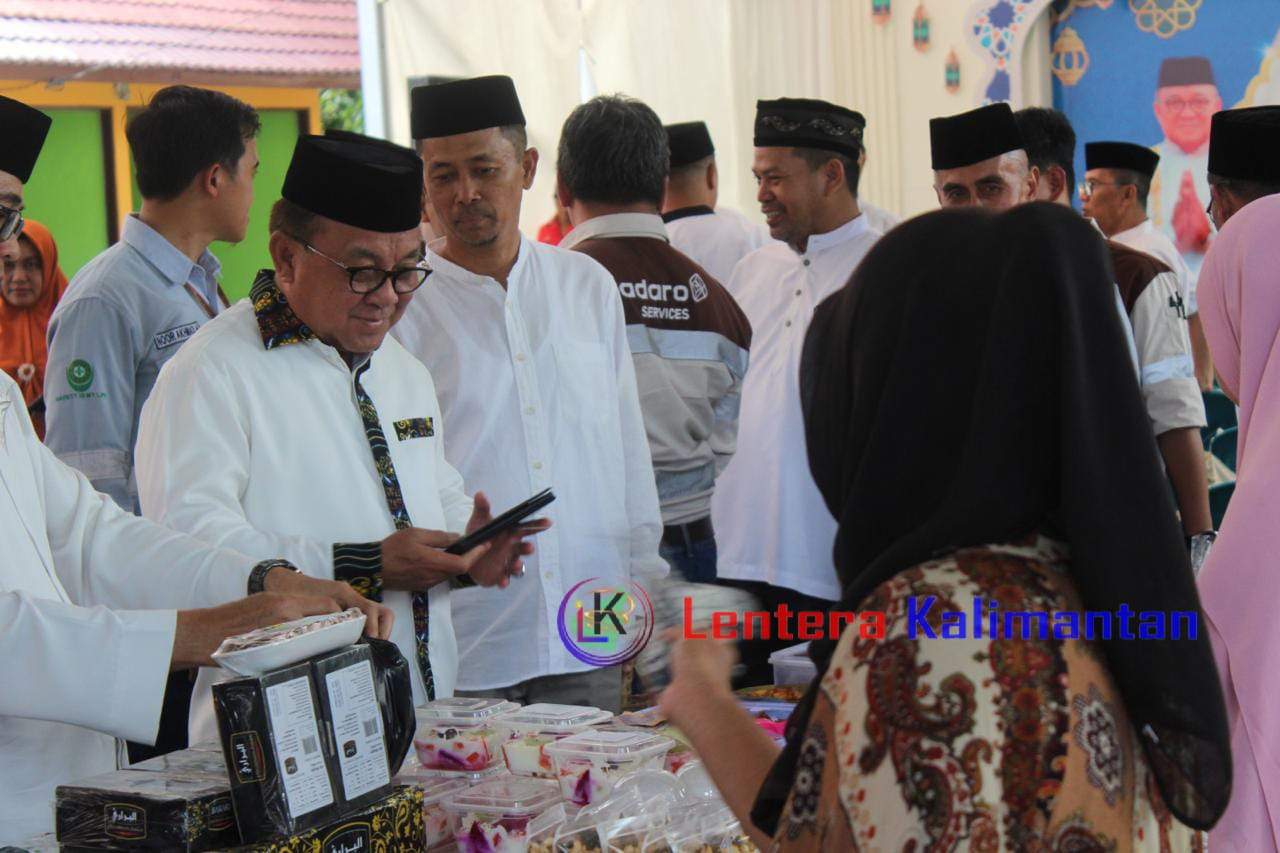 Bupati Tabalong, H Anang Syakhfiani beserta kepala OPD meninjau pasar Ramadhan tahun lalu. Foto: Jamal/lenterakalimantan.com