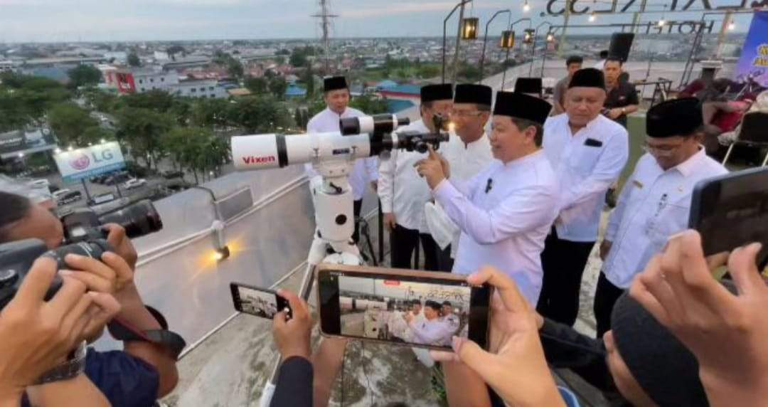 Kepala Kanwil Kemenag Kasel, Dr. H. Muhammad Tambrin, M. M.Pd menyaksikan langsung pemantauan rukyatul hilal penetapan 1 Ramadhan 1445 H yang diselenggarakan di rooftop Hotel Zury Expres Banjarmasin, Minggu (10/3/2024)