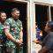 Kadispenad Brigjen TNI Kristomei Sianturi, S.Sos., M.Si (Han) saat meninjaun secara langsung proses rehab rumah ibu Sukidi