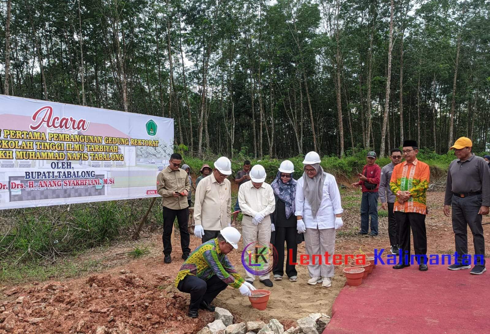 Bupati Tabalong, H Anang Syakhfiani meletakan batu pertama didampingi Ketua Yayasan STIT SMN Tabalong, H Mardani, Sekda Tabalong, Hj Hamida Munawarah, Ketua DPRD Tabalong, H Mustafa dan Section Head Area I PT Adaro Indonesia, Yuri Budhi Sujalmi. Foto: Jamal/lenterakalimantan.com