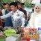 Bupati Abdul Hadi bersama Dandim 1001/Amuntai-Balangan Letkol Kav Gunantyo Ady Wiryawan dan pihak terkait lainnya saling tegur sapa bersenda gurau kepada salah satu penjual kue di Pasar Ramadan Kecamatan Paringin. Foto:Windi/lenterakalimantan.com