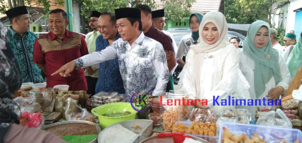 Bupati Abdul Hadi bersama Dandim 1001/Amuntai-Balangan Letkol Kav Gunantyo Ady Wiryawan dan pihak terkait lainnya saling tegur sapa bersenda gurau kepada salah satu penjual kue di Pasar Ramadan Kecamatan Paringin. Foto:Windi/lenterakalimantan.com
