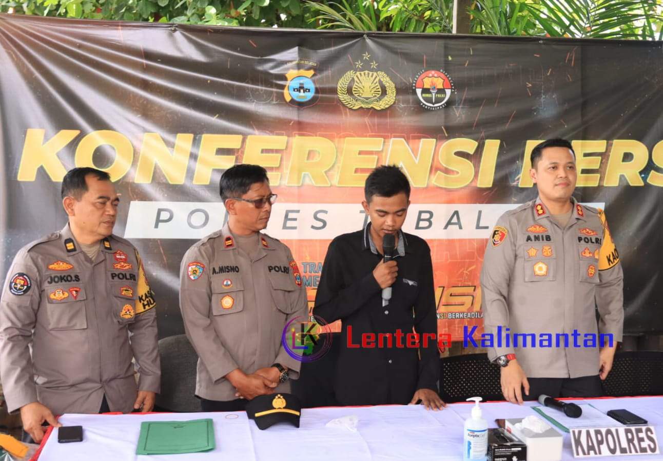 Ahmad Jaini memberikan klarifikasi dan minta maaf dihadapan polisi dan awak media. Foto Jamal/lenterakalimantan.com