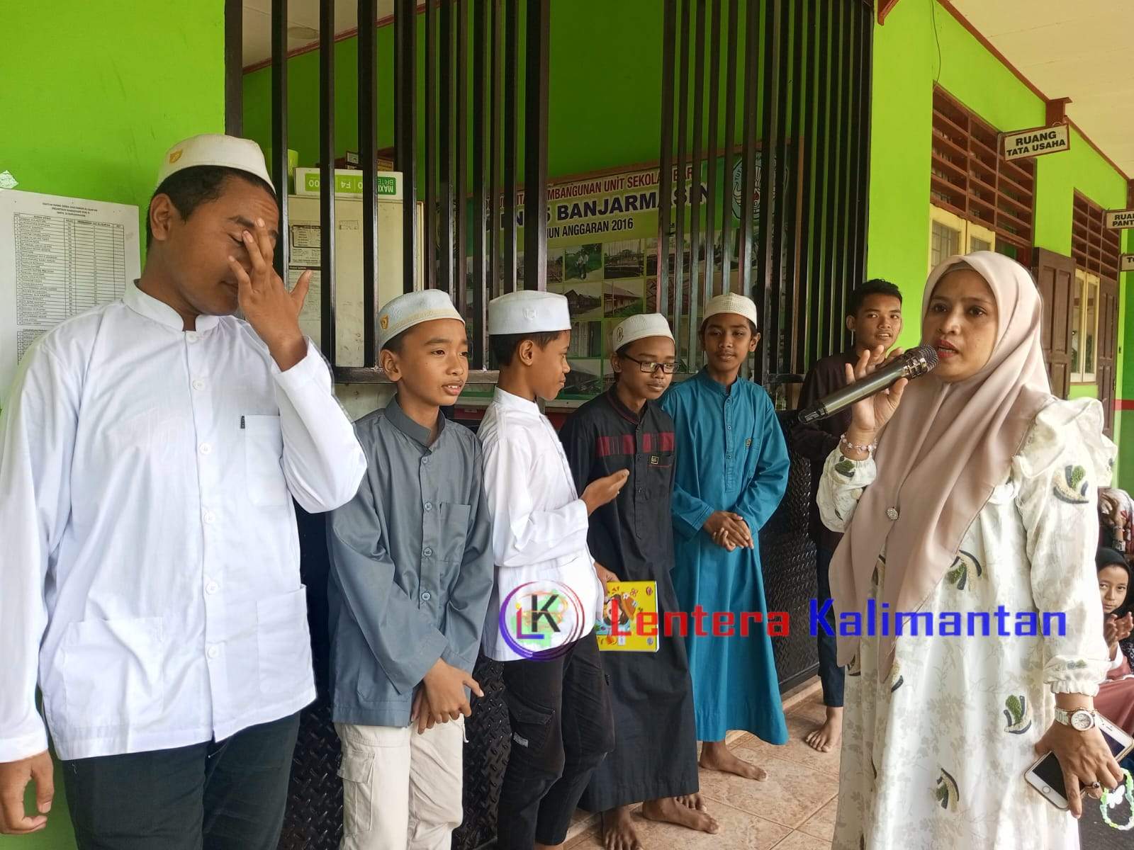 Siswa SMPN 35 Banjarmasin saat mempersentasikan hasil duskusi kelompok yang mereka buat bersama, Kamis (14/3/2024). Foto: Arsyad/lenterakalimantan.com