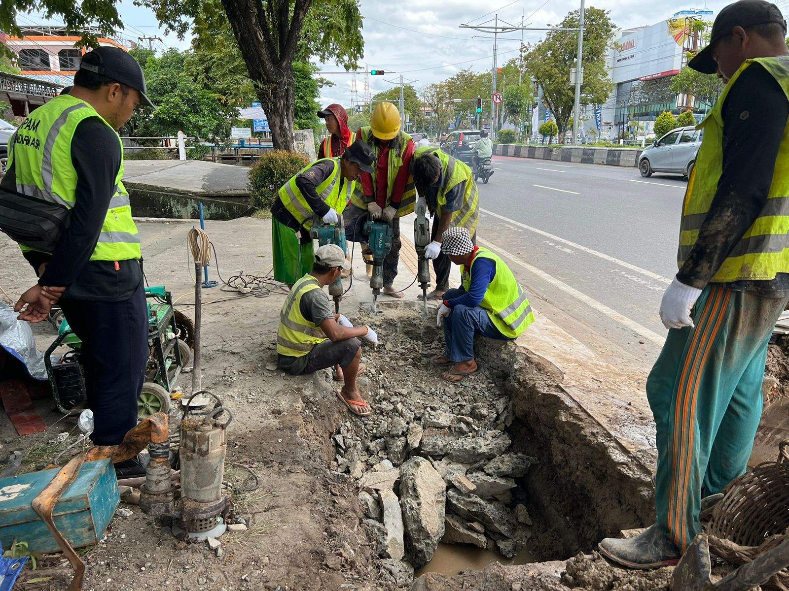PTAM Bandarmasih, Kota Banjarmasin menindaklanjuti kebocoran Pipa PVC Diameter 630 mm, di Jalan A Yani Km 2,5, tepatnya di depan kantor MayBank, Jumat (15/3/2024).