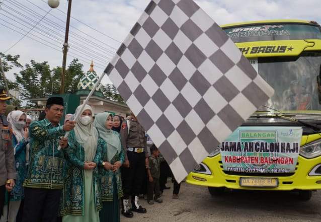 Bupati Balangan H Abdul Hadi saat melepas para rombongan calon jemaah haji Balangan pada pelaksanaan ibadah haji tahun lalu. Foto: MC Balangan