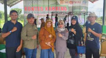 Ketua Komisi II Dewan Perwakilan Rakyat Daerah (DPRD) Balangan, Nur Fariani bersama Asisten II Bidang Perekonomian dan Pembanguan Sekretariat Daerah Kabupaten Balangan dan Dinas Ketahanan Pangan, Pertanian dan Perikanan (DKP3), hadir dan memberikan semangat kepada peserta dalam Kontes Ternak Kambing se-Kalimantan. Foto: rds