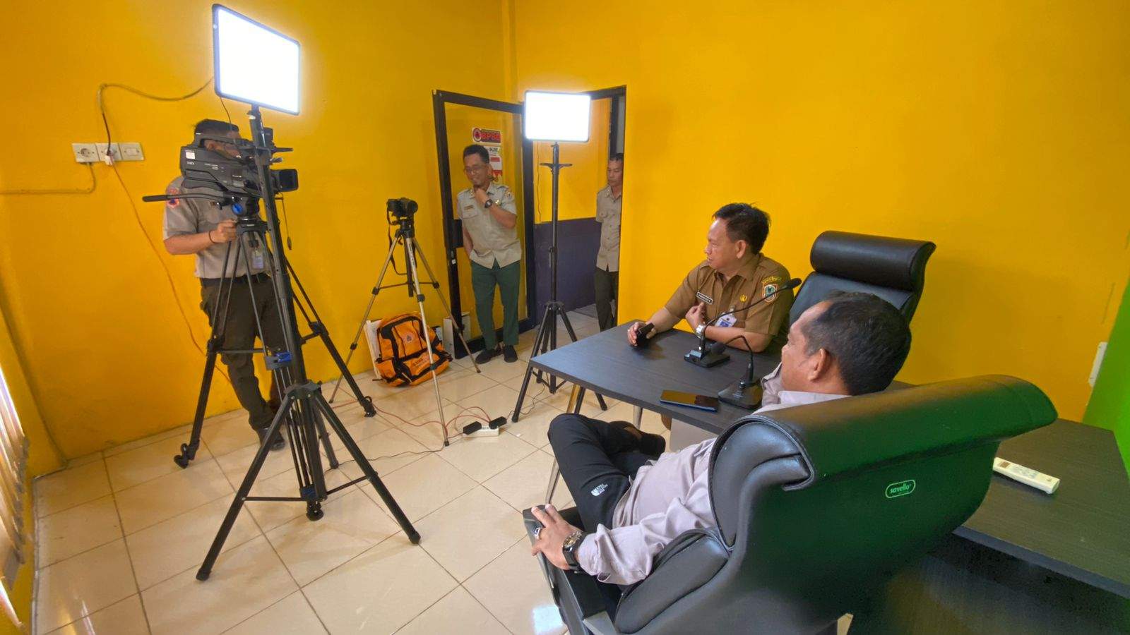 PERSIAPAN- Kepala BPBD Kalsel Raden Suria Fadliansyah (baju lengan panjang) sedang melakukan uji coba alat media podcast , di Ruang Komunikasi Infornasi dan Edukasi (KIE) Kantor BPBD Kalsel, Rabu (20/3/2024).