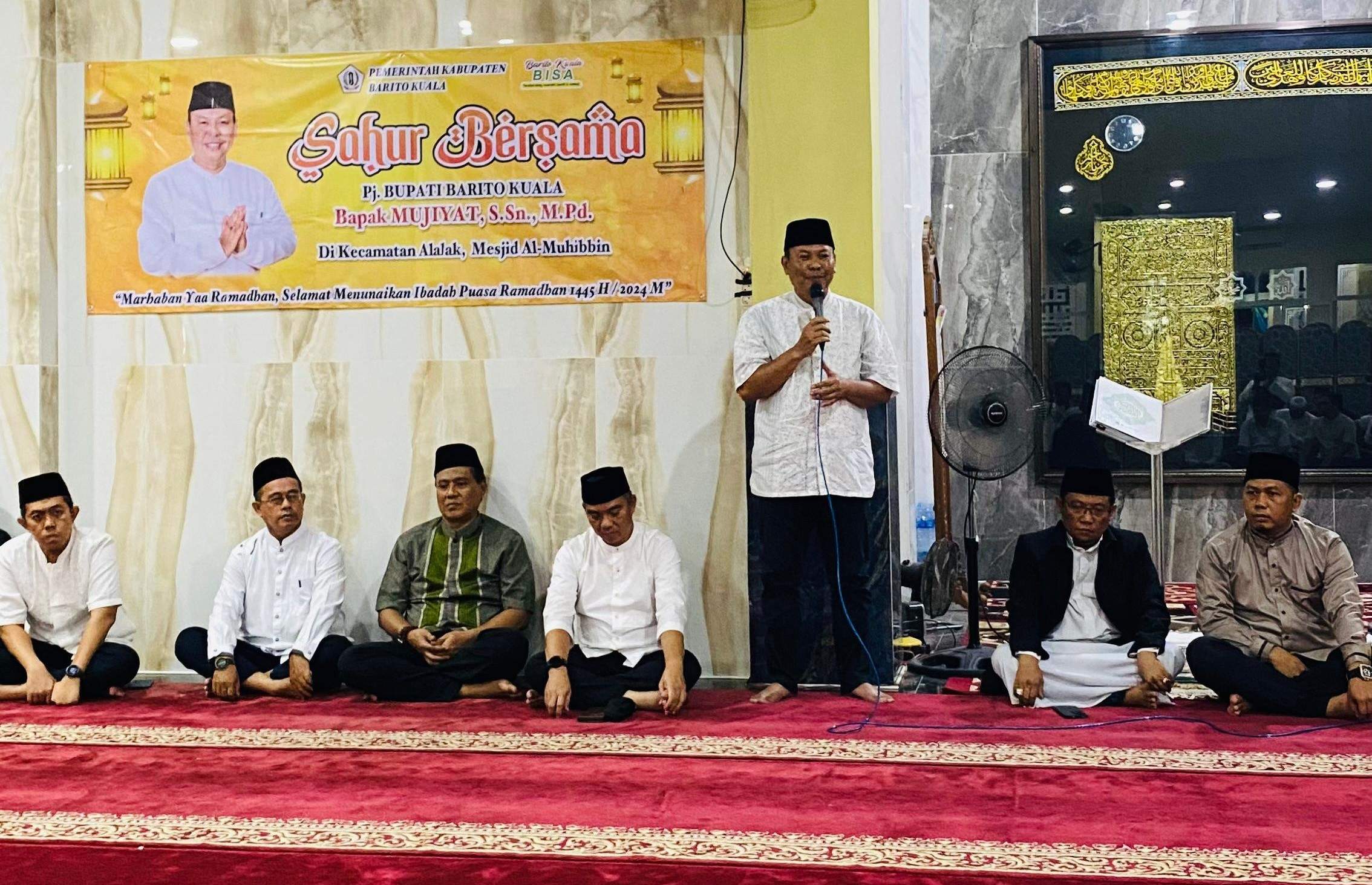 Pj. Bupati Barito Kuala Mujiyat, S.Sn., M.Pd di dampingi Sekretaris Daerah Kab. Barito Kuala Ir. H. Zulkipli Yadi Noor, M. Sc. serta Kepala BNNK dan Pimpinan Bank Kal-Sel Cabang Marabahan melaksanakan sahur bersama dalam rangka Safari Ramadhan