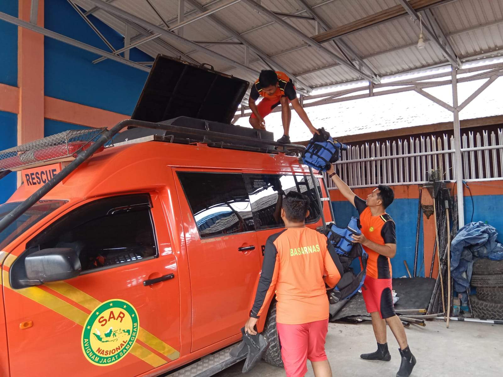 Unit Siaga SAR Basarnas sedang melakukan persiapan menuju lokasi korban diduga tengelam, Jum'at (22/3/2024). Foto: Basarnas