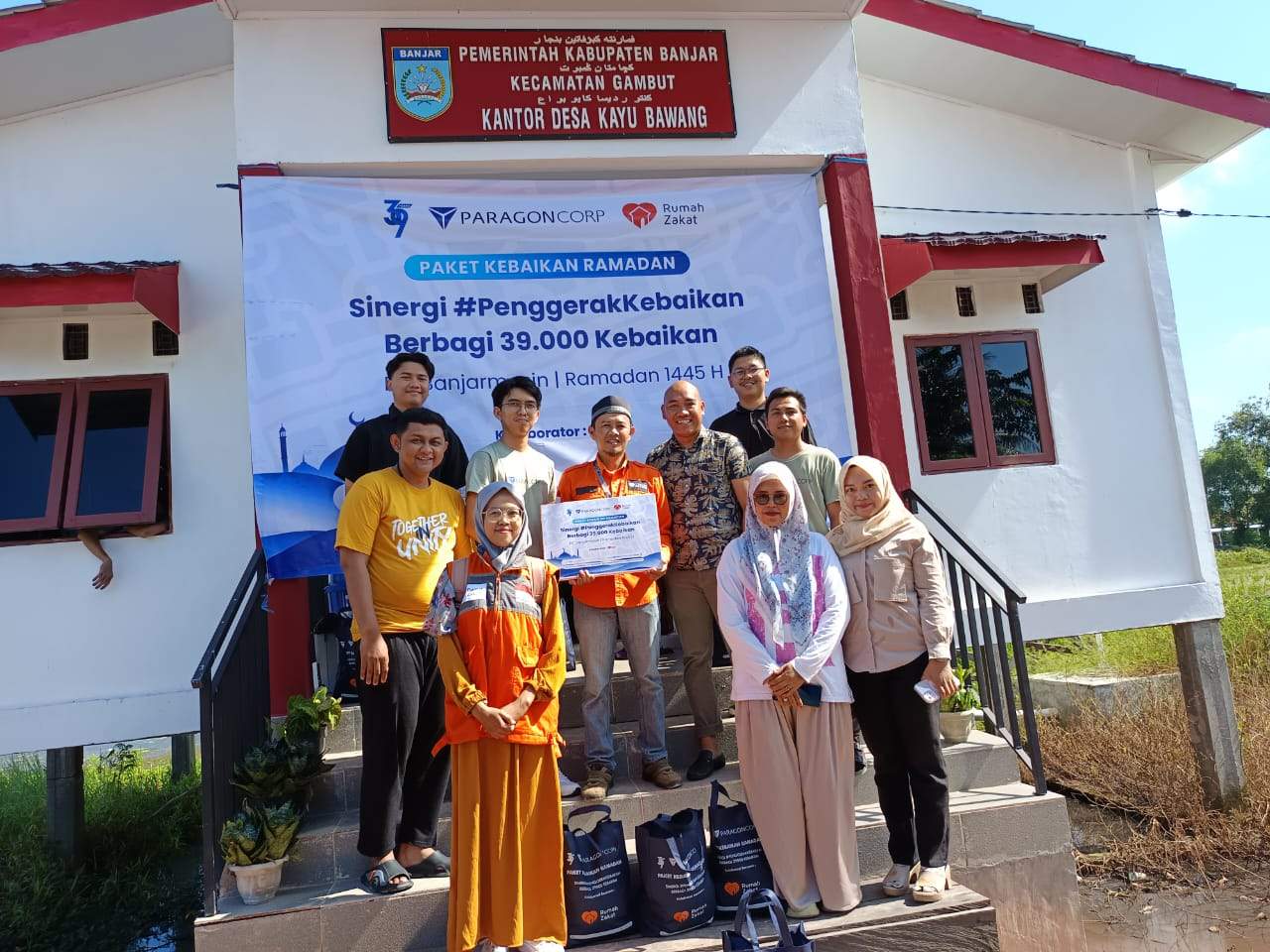PT Paragon berkolaborasi dengan Rumah Zakat Banjarmasin bagikan 140 paket sembako di Desa Kayu Bawang, Kecamatan Gambut, Kabupaten Banjar, Sabtu (23/3/2024)