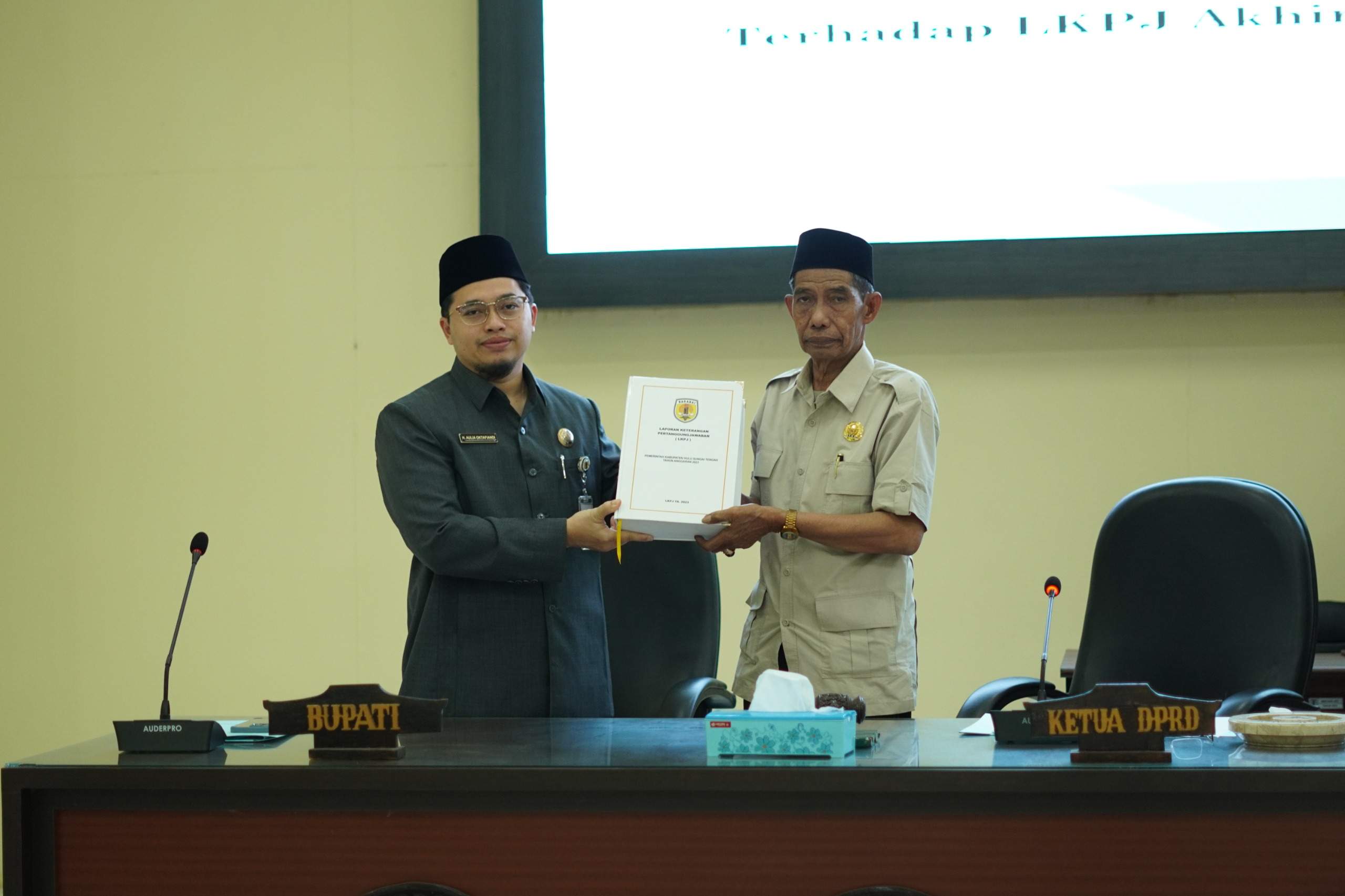Bupati HST H Aulia Oktafiandi saat menyampaikan Laporan Keterangan Pertanggungjawaban Bupati HST tahun 2023. Foto: Humas Bupati HST