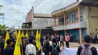 Ratusan mahasiswa saat melakukan aksi di kantor PT SBS, Kamis (28/3/2024)