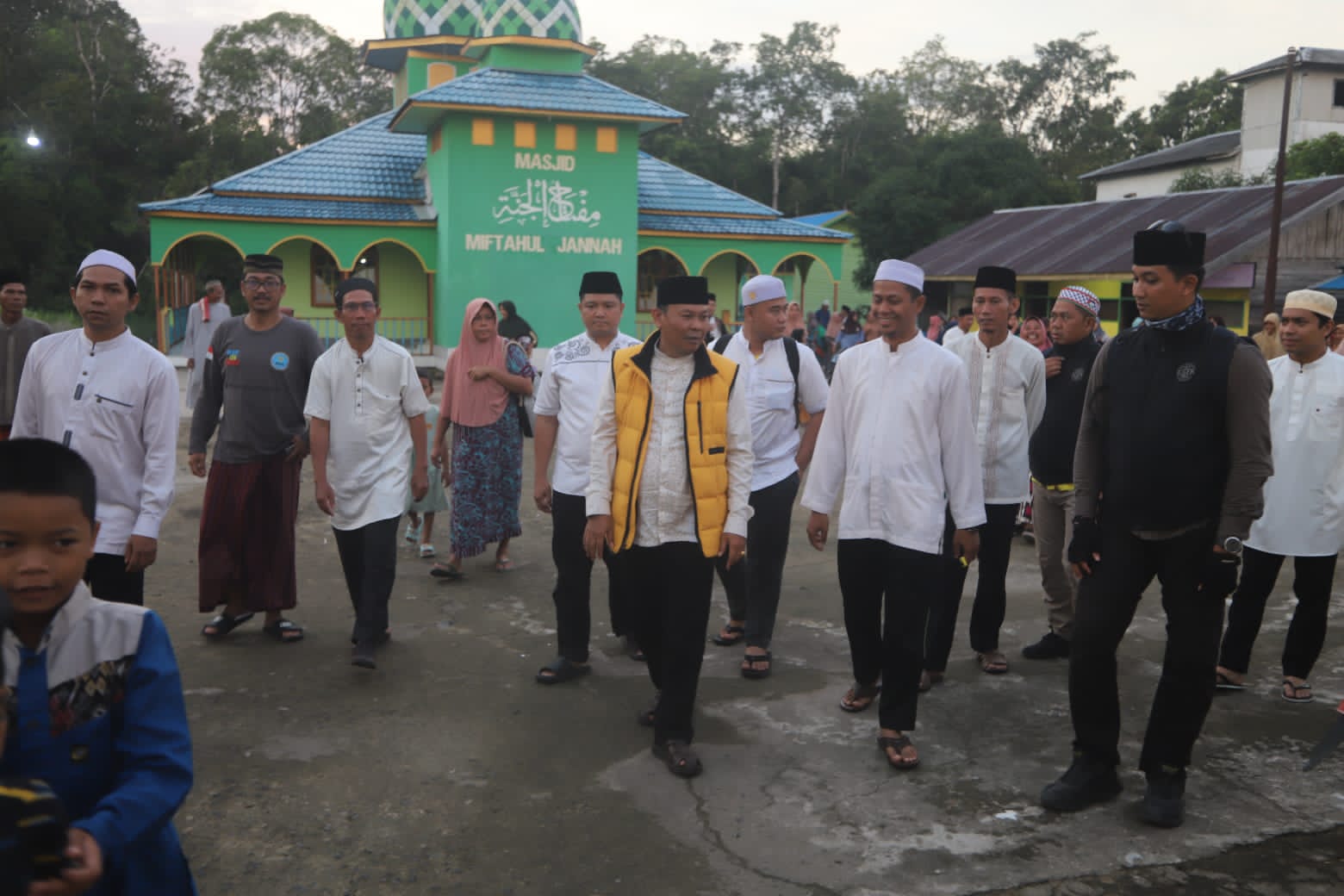 Di hari ke-13 Ramadhan, Minggu petang (24/03/2024), desa di bagian utara Barito Kuala yakni Desa Jambu, Kecamatan Kuripan menjadi tempat bukber dan sahur Pj. Bupati Mujiyat.