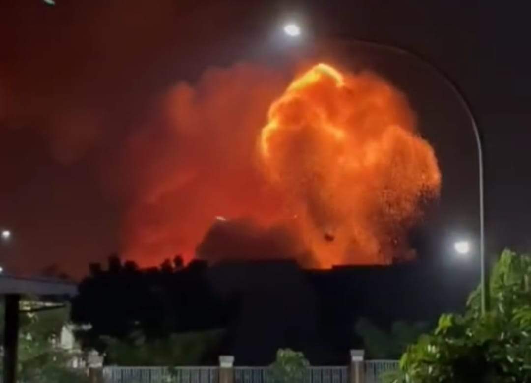 Sebuah kebakaran yang terjadi di sebuah gudang milik TNI AD perbatasan Kabupaten Bogor dan Kota Bekasi meledak, Sabtu (30/3/2024). Foto: Tangkapan Layar