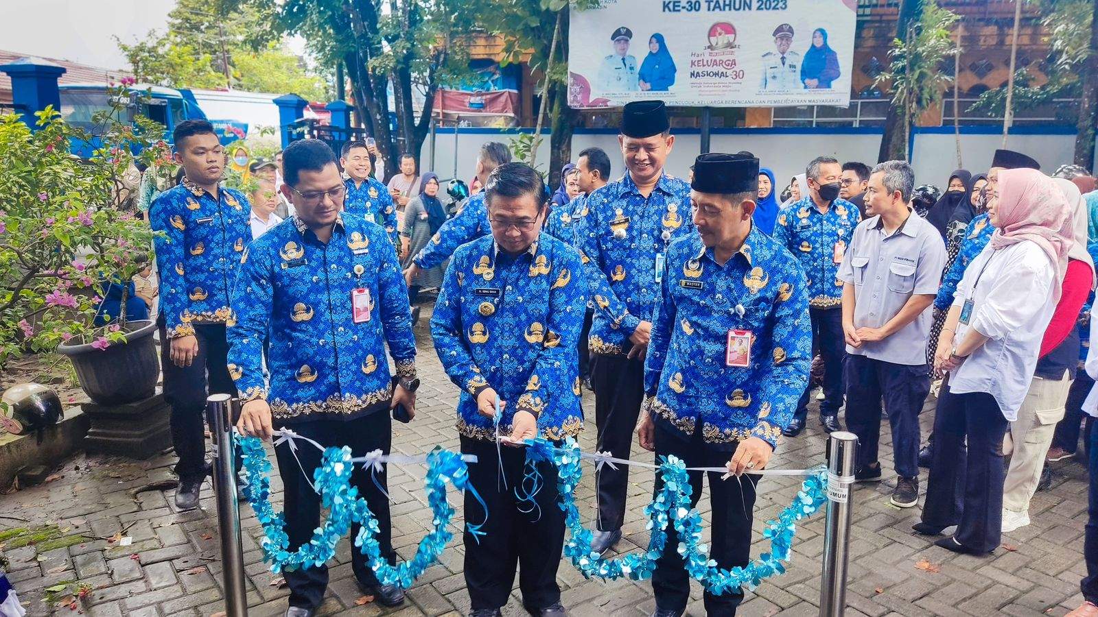 Wali Kota Banjarmasin, H Ibnu Sina saat membuka Bazar Pasar Murah. Foto: Pemko Banjarmasin