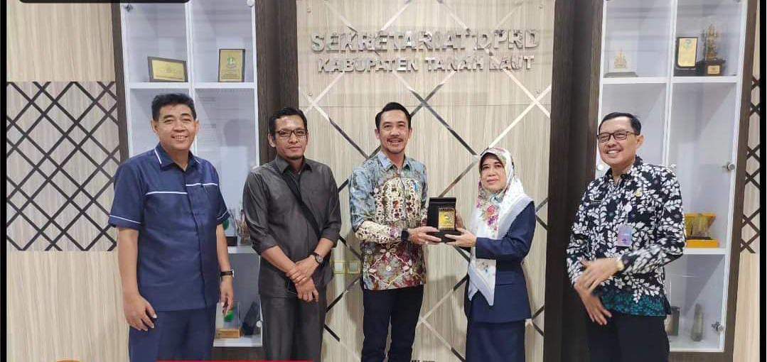 Kunjungan DPRD Sidoarjo dilanjutkan dengan pemberian cenderamata. Foto: Dok DPRD Tala