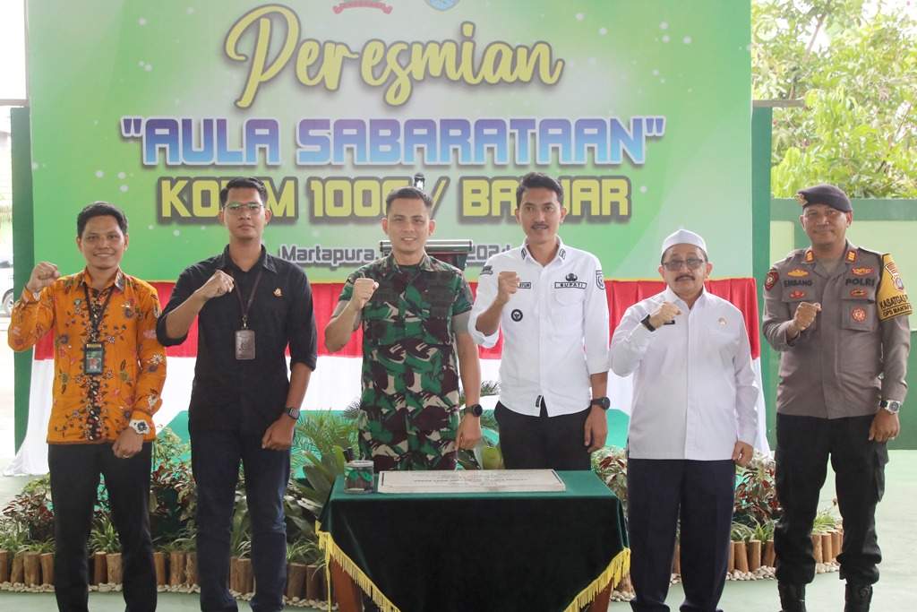 Bupati Banjar, H Saidi Mansyur saat meresmikan penggunaan Aula Serbaguna “Sabarataan” Kodim 1006 Banjar, Sabtu (9/3/2024). Foto: Pemkab Banjar