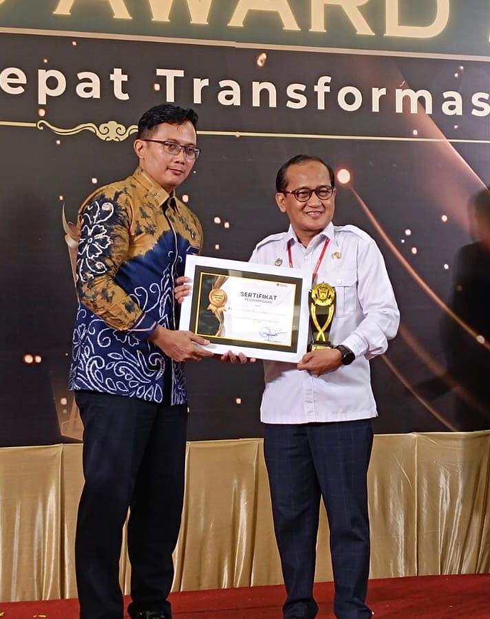 Kepala Kantor Bea Cukai Banjarmasin, R Teddy Laksmana, saat menyerahkan penghargaan kepada Dr Machli Riyadi, Asisten 1 Bidang Pemerintahan dan Kesejahteraan Rakyat, Setdako Banjarmasin. Foto: Pemko Banjarmasin