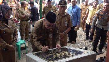 Bupati Tabalong, H Anang Syakhfiani saat meresmikan lapangan futsal di Desa Usih. Foto: Pemkab Tabalong