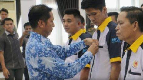Pj Bupati Barito Utara, Drs Muhlis didampingi unsur perangkat Daerah berserta jajaran dan Forkompimda setempat menghadiri kegiatan Pelantikan dan Pengukuhan Kepengurusan KONI Kabupaten Barito Utara periode 2023-2027 yang bertempat di Gedung Balai Antang Muara Teweh, jumat (29/3/2024). Foto: Pemkab Barito Utara