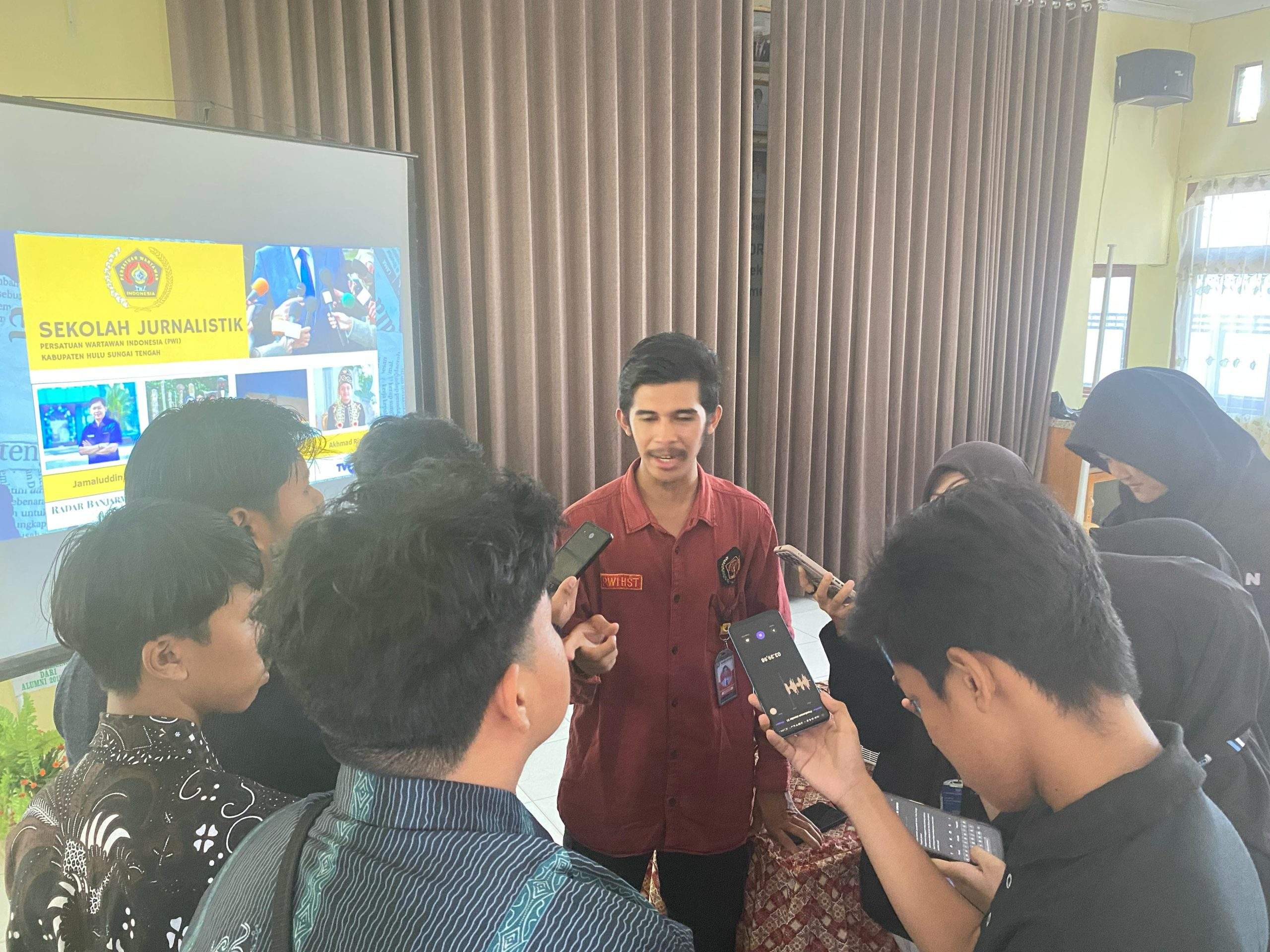 Para jurnalis SMAN 1 Barabai saat mewawancarai pemateri dari PWI HST, M Hidayatullah. Foto Tim Kelompok 2
